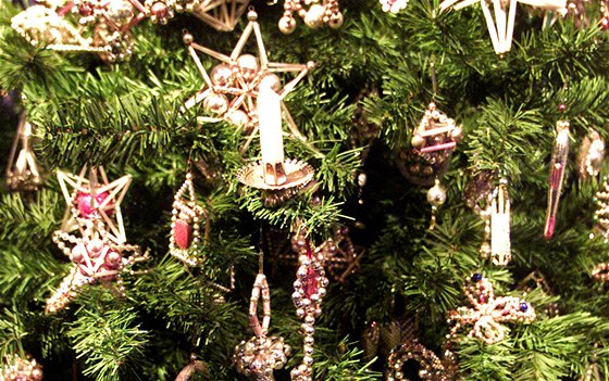 Pro lidi byl v minulosti darem u samotný vánoní strom. Ilustraní foto