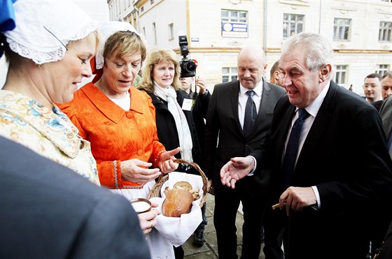 Zatímco někde vítali prezidenta Miloše Zemana chlebem a solí (snímek z návštěvy Žlutic), v Cholině na Olomoucku ho pohostí vepřovými hody a to navzdory období půstu.