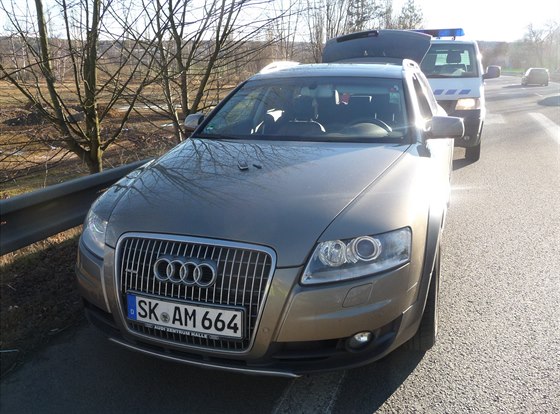 Ukradený vz Audi A6 Allroad zajistili celníci u Kamenného Újezdu.