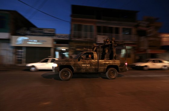 Ve stát Michoacán hlídkuje mexická armáda (16. ledna 2014)