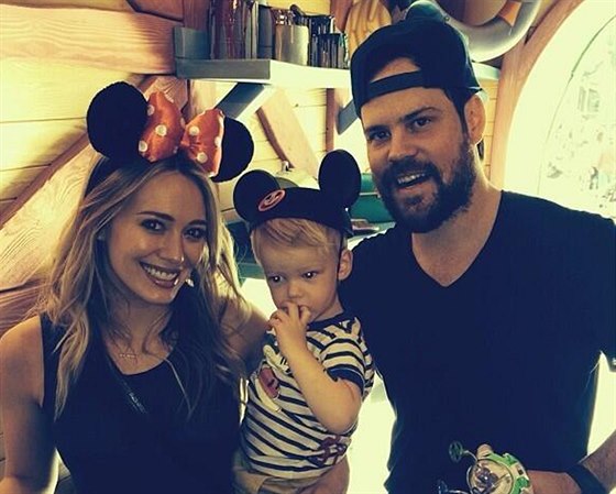 Hilary Duffová s manelem Mikem Comriem a jejich synem