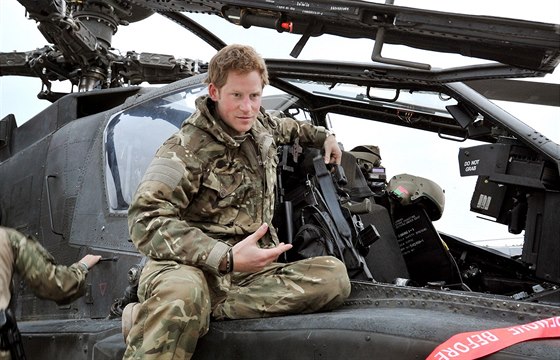 Princ Harry jako pilot bojového vrtulníku Apache