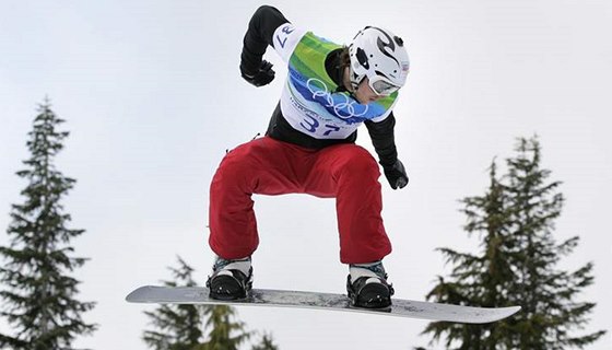 Michal Novotný v kvalifikaci snowboardcrossa na olympijských hrách. 