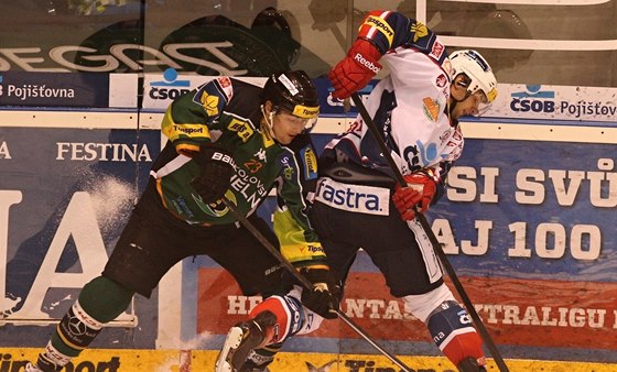 Karlovarský hokejista Michal Vachovec (vlevo) si u vyzkouel, jaké je to trénovat s národním týmem.