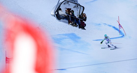 Felix Neureuther na trati obího slalomu v Adelbodenu. 