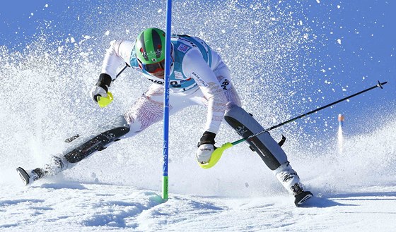 SMOLA. Akira Sasaki nezvládl ve slalomu v Adelbodenu jednu z branek, ekala ho