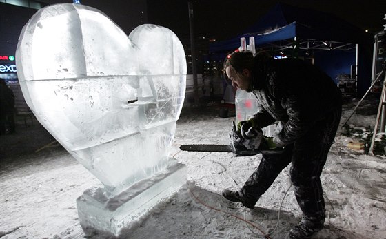 Premiérový ročník akce nazvané Špindlerovská zima začíná už v pátek večer příjezdem kamionů, které na náměstí složí sedm obřích ledových kvádrů (Ilustrační fotografie).