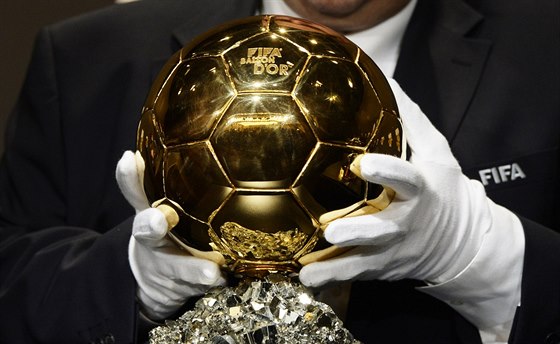 MESSI POPÁTÉ? Favoritem ankety za rok 2015 je Lionel Messi, který Zlatý míč vyhrál už čtyřikrát. Jeho soupeři tentokrá jsou Cristiano Ronaldo a Neymar.