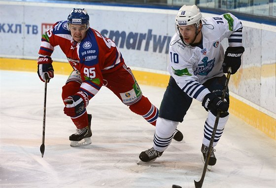 Jakub Matai z týmu Lev Praha (vlevo) a Niclas Bergfors z Vladivostoku.
