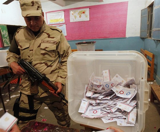 Egyptský voják hlídá sítání hlasovacích lístk.