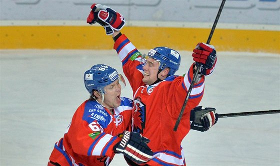 Ondřej Němec (vlevo) a Jiří Sekáč ze Lva Praha se radují z gólu.