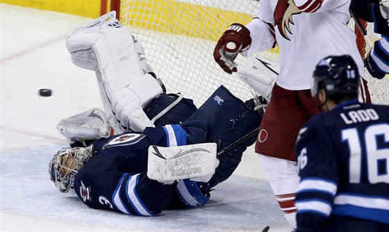 Ondej Pavelec z Winnipegu práv inkasuje v duelu s Phoenixem.