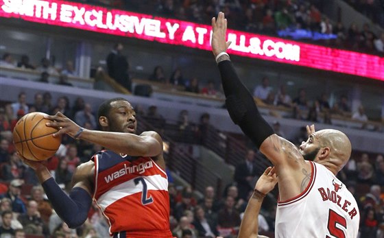 John Wall (vlevo) z Washingtonu hledá cestu kolem Carlose Boozera z Chicaga.