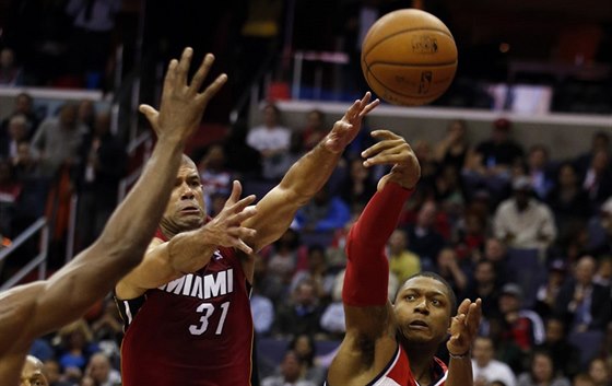 Bradley Beal (vpravo) stílí na ko Miami, do tké pozice ho dostal bránící...