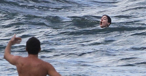 Anne Hathawayová se na Havaji málem utopila (8. ledna 2014).