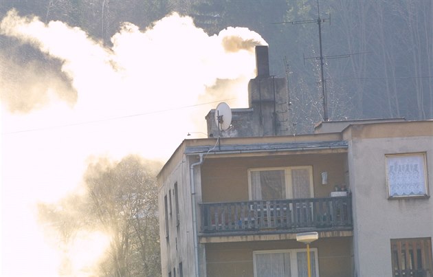 Kou z komín dokáe znepíjemnit ivot v irokém okolí. Na snímku bytovka v...