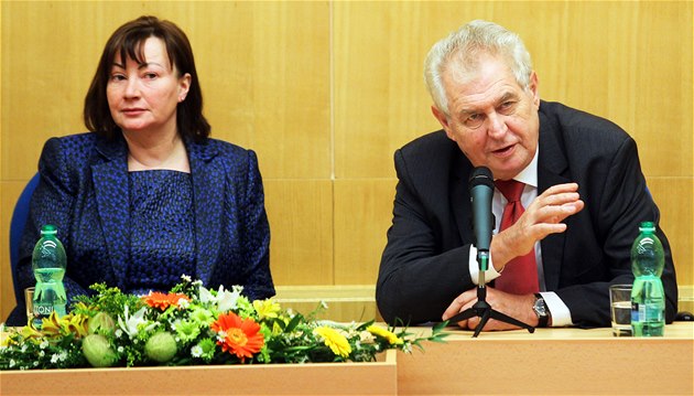 Milo� Zeman s man�elkou Ivanou p�i náv�t�v� Karlovarského kraje. (13. ledna