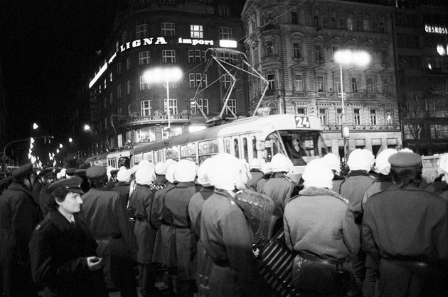 Jak to vypadalo v ulicích v roce 1989? Některá místa byste nepoznali