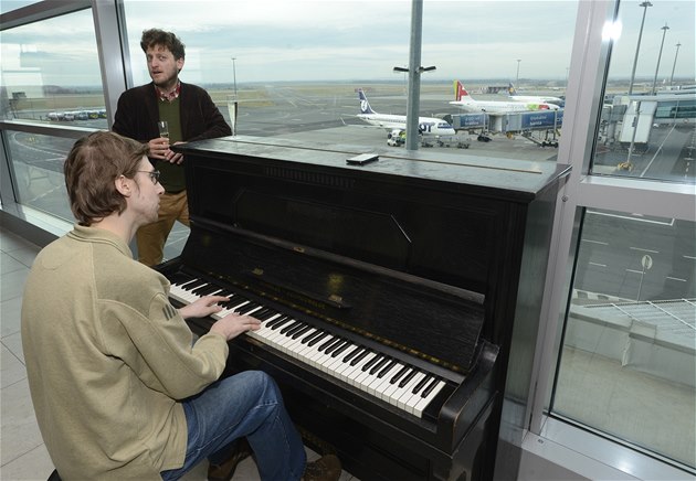 Piano na letišti