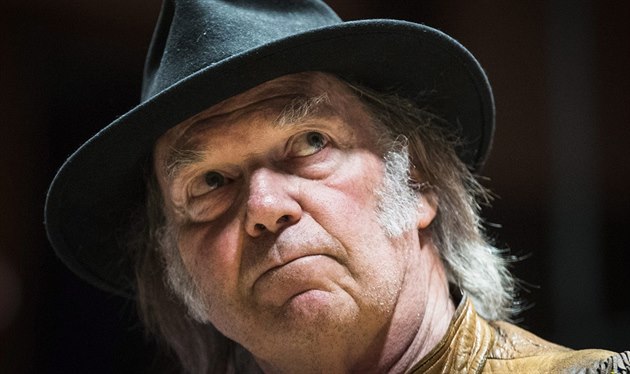 RECENZE: Zahoďte zbraně, vybízí Neil Young na albu World Record