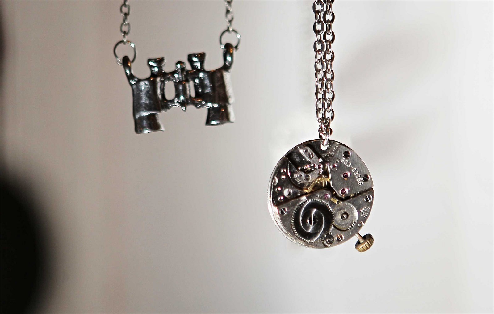 Fotogalerie: Výstava šperků, vyrobených ze starých hodinek, plzeňské  šperkařky Jany...