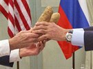 Americký ministr zahraniních vcí John Kerry (vlevo) pedává svému ruskému...