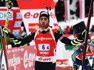 Francouzský biatlonista Martin Fourcade slaví vítzství ve tafet v italské