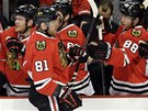 Marian Hossa slav se spoluhri z Chicaga svoj trefu proti Bostonu.