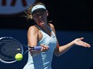 Ruská tenistka Maria arapovová bouchá do míku v utkání na Austrailan Open.