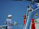 Tomá Berdych diskutuje s umpirovým rozhodím v osmifinále Australian Open.