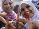 Egyptské eny ukazují své prsty namoené v inkoustu poté, co hlasovaly v...