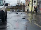 Voda z prasklého vodovodního adu se vylila do ulic Na Stri a Vosmíkových na...