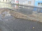 Voda z prasklého vodovodního adu se vylila do ulic Na Stri a Vosmíkových na...