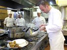 Alessandro Boglione , kucha v zámecké restauraci Grinzane Cavour poblí Alby,...