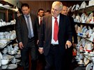 Prezident Milo Zeman pi návtv porcelánky Thun v Nové Roli na Karlovarsku....