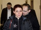 Kateina Pancová pichází v pátek k soudu. Za ní jde její obhájce Michal Marini