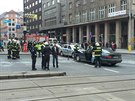 Nehoda na kiovatce ulic Sokolská a Jená. Jedno z aut se pevrátilo na...
