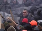 Vitalij Kliko pi stetech mezi demonstranty a policií. (19. ledna 2014)