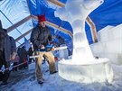 Výtvarníci mli k dispozici 240 blok ledu o celkové hmotnosti asi 20 tun...