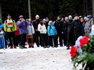 Zhruba 200 a 300 lidí se 12. ledna vydalo z Bedichova v Jizerských horách na...