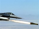 F-16C pi cviném odpálení ízené stely vzduch-zem AGM-65 Mawerick...