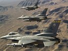 Primárn byly F-16 zaazovány do jednotek USAF. Zde vidíme 3 stroje 4. stíhací...