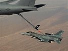Chilský Fighting Falcon tankuje palivo z KC-135 Stratotanker Letecké národní...