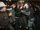 Násilnosti ped budovou kyjevského soudu si v noci na sobotu vyádaly nejmén