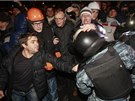 Násilnosti ped budovou kyjevského soudu si v noci na sobotu vyádaly nejmén