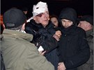 Bývalý ukrajinský ministr vnitra Jurij Lucenko. Násilnosti ped budovou