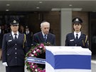 Izraelský prezident imon Peres jako první poloil vnec k rakvi Ariela arona.