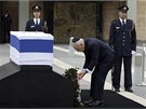 Izraelský prezident imon Peres jako první poloil vnec k rakvi Ariela arona.