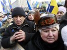 V centru Kyjeva se selo asi 100 tisíc lidí, aby vyjádili nesouhlas s nov...
