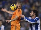 Karim Benzema z Realu Madrid si zpracovává mí, tísní ho Diego Colotto z